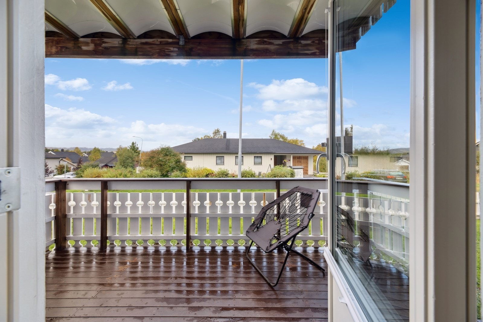 Solrik terrasse på ca. 8 m² med nydelige solforhold fra midt på dagen og langt utover kvelden. Galleribilde