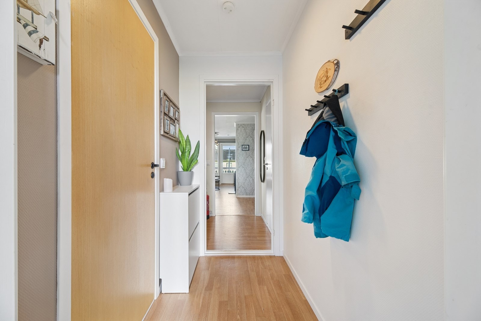 Leiligheten ønsker deg velkommen til en lys og innbydende entré med god plass til yttertøy og sko. Galleribilde