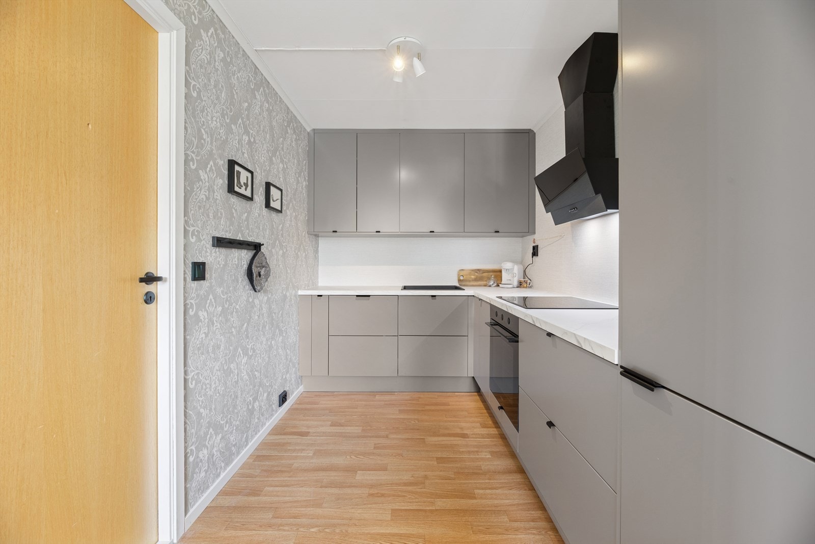 Kjøkkenventilator med avtrekk ut og vannstoppsystem gir trygghet og et godt inneklima. Galleribilde