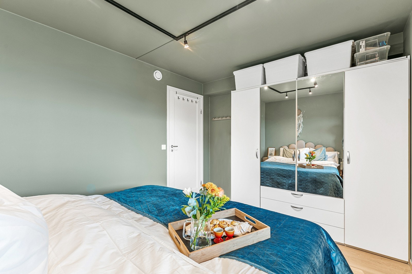 Rommet er av god størrelse, med god plass til seng, garderobeskap og det man ellers måtte ønske av møblering. Galleribilde