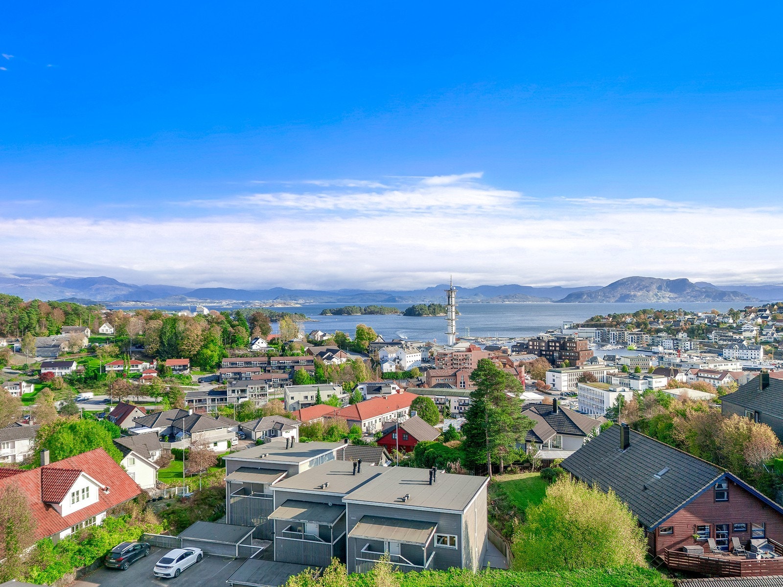 Fra leiligheten er det gangavstand til Leirvik sentrum med alle sine servicetilbud. Skoler, barnehager, idrettsplass, turområder og busstopp ligger også innen kort avstand. Galleribilde