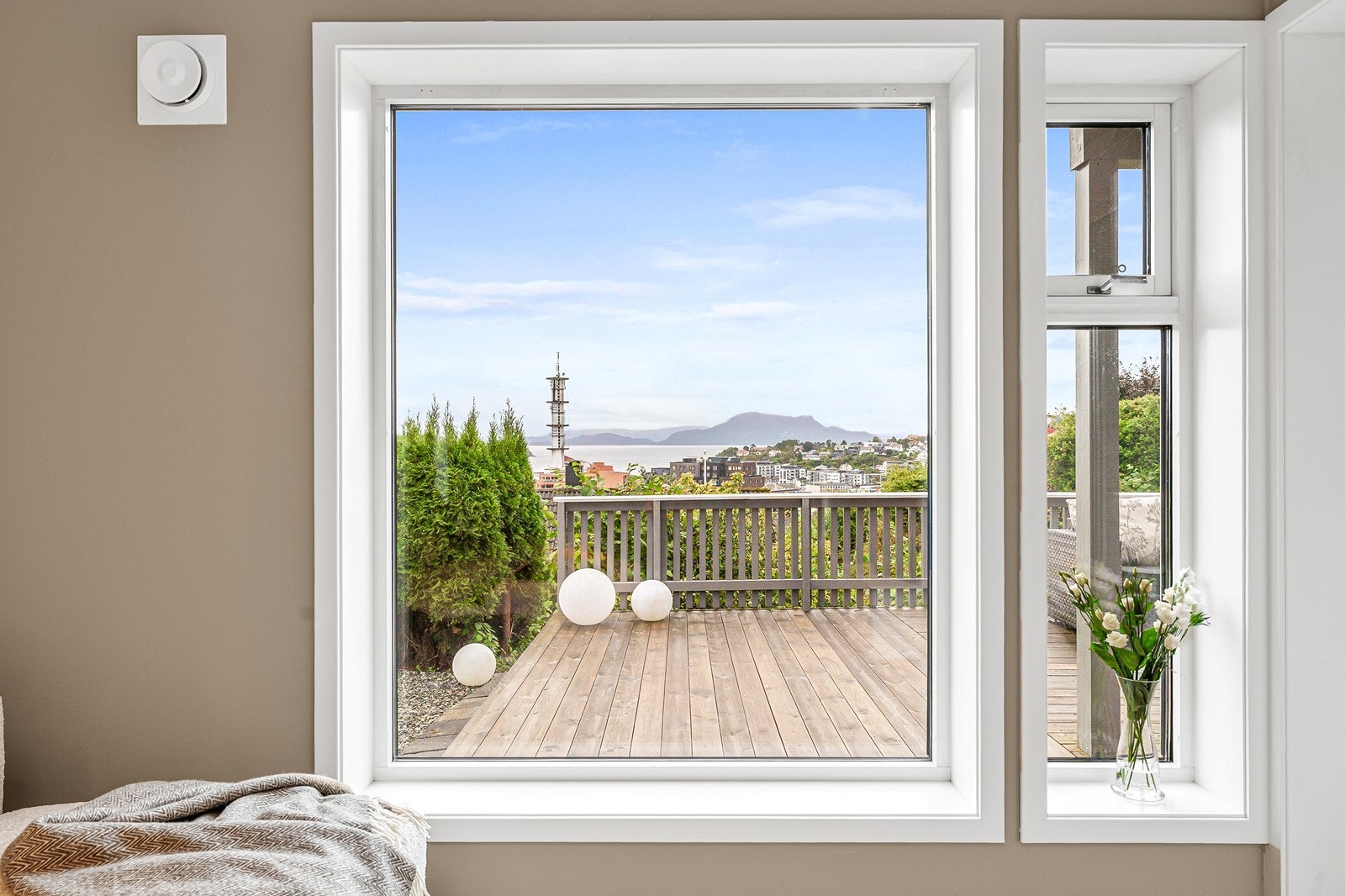 Fra stuen har du sjøutsikt over Leirvik sentrum. Galleribilde