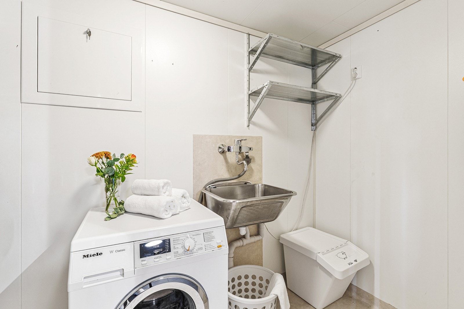 I leiligheten har du et eget vaskerom/bod. Rommet er kledd i malte plater på veggene, og gulvbelegg. Galleribilde