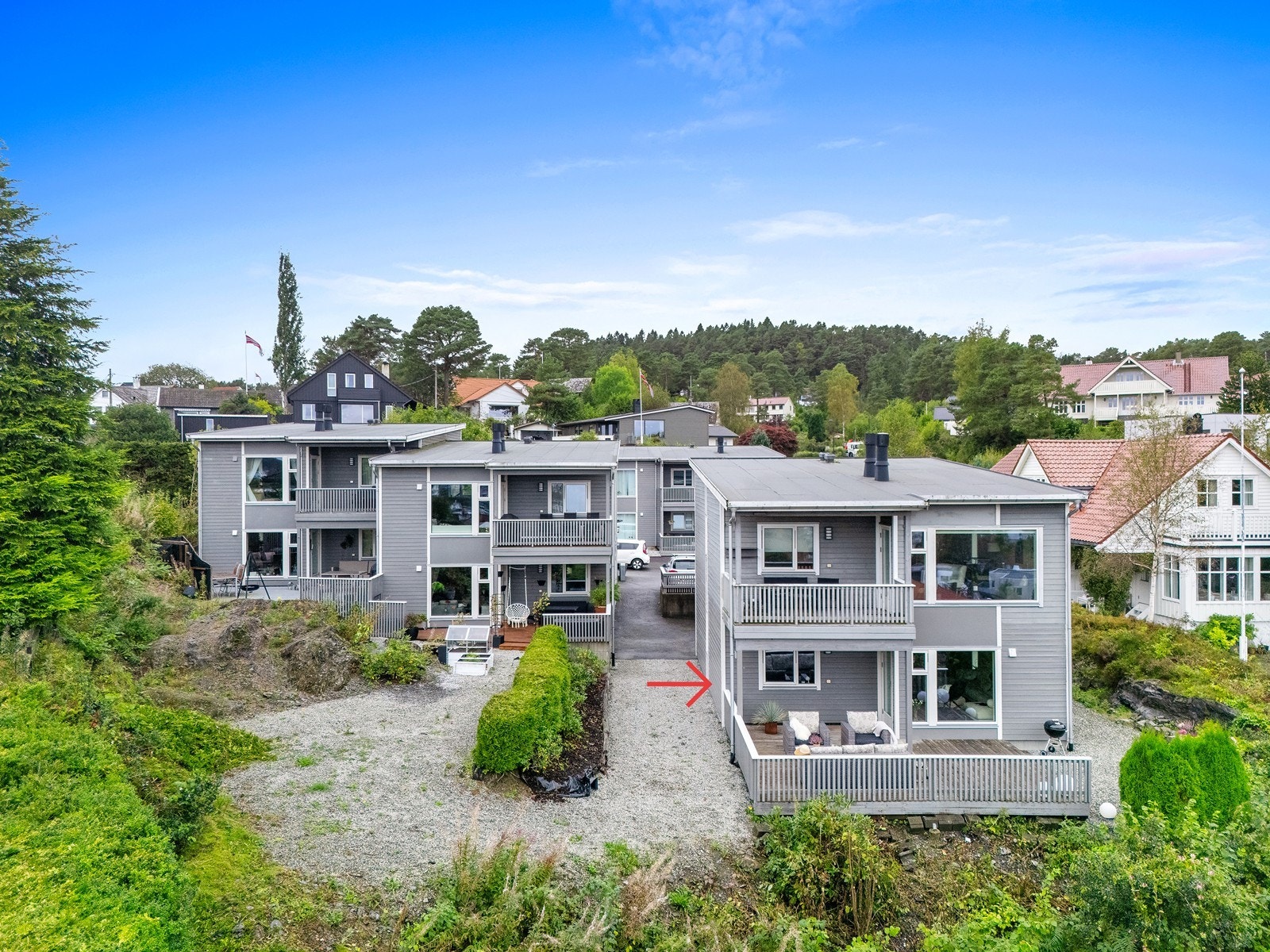 Leiligheten ligger i et veletablert og attraktivt boligområde, sentralt på Leirvik. Galleribilde