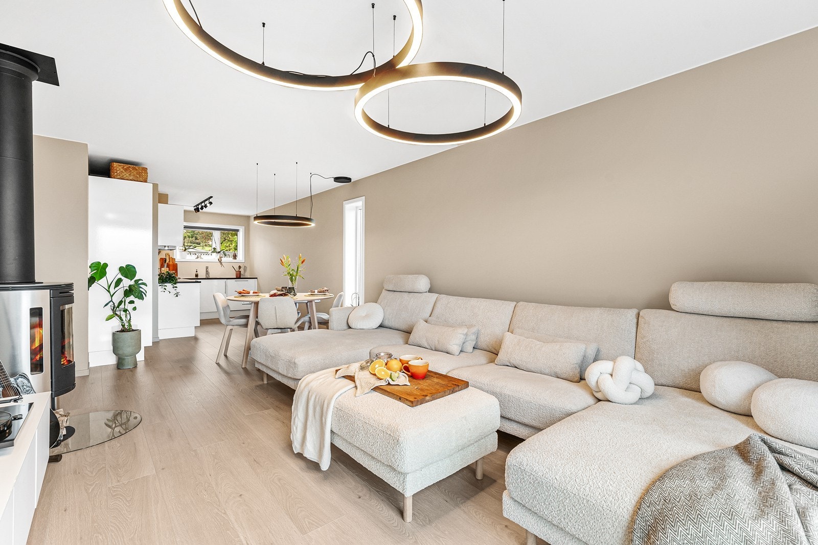 Leiligheten har en åpen løsning mellom stue og kjøkkenløsning, som gir god plass til både sofagruppe og spisebord. Galleribilde