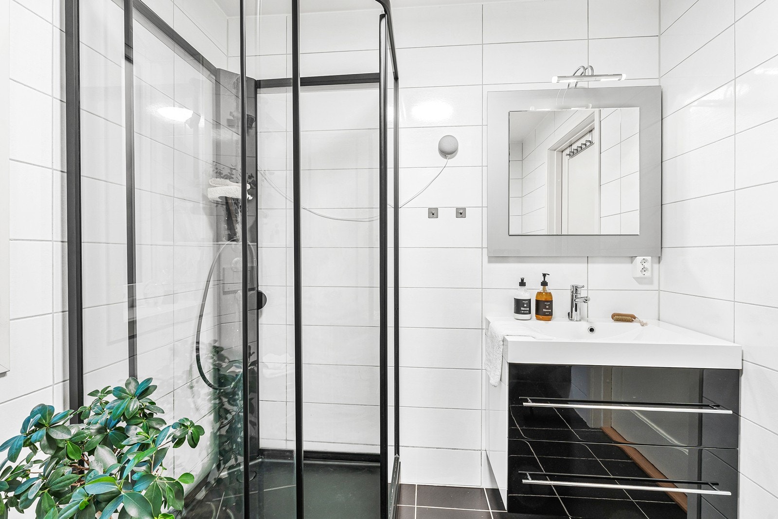 I nyere tid har badet er blitt modernisert med nytt dusjkabinett samt nye lamper, dimmere, termostater og stikkontakt over vask. Galleribilde