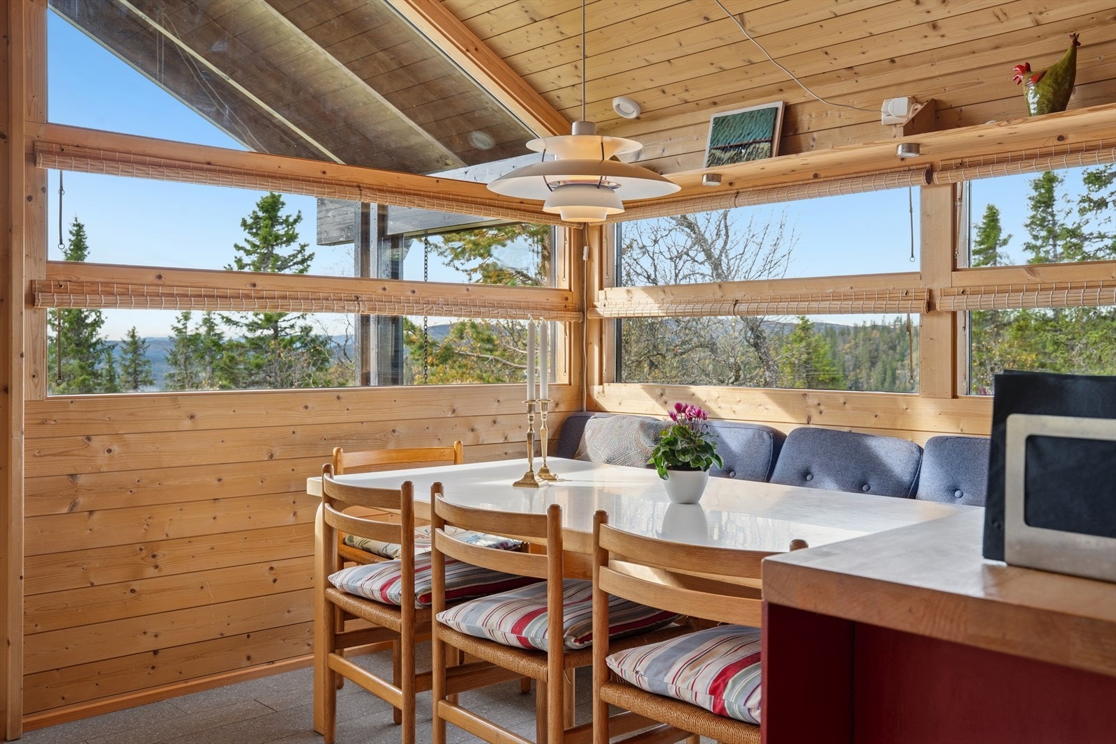 Spisestue med utsikt mot omgivelsene Galleribilde