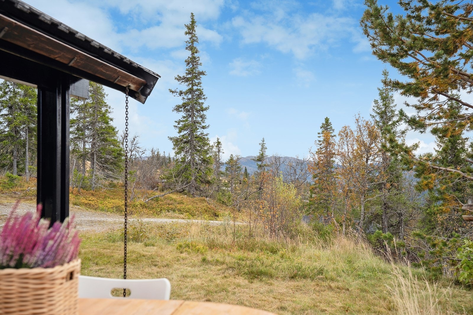 Hytta har en nydelig beliggenhet med panoramautsikt - Området byr på naturskjønne omgivelser hele året. Galleribilde