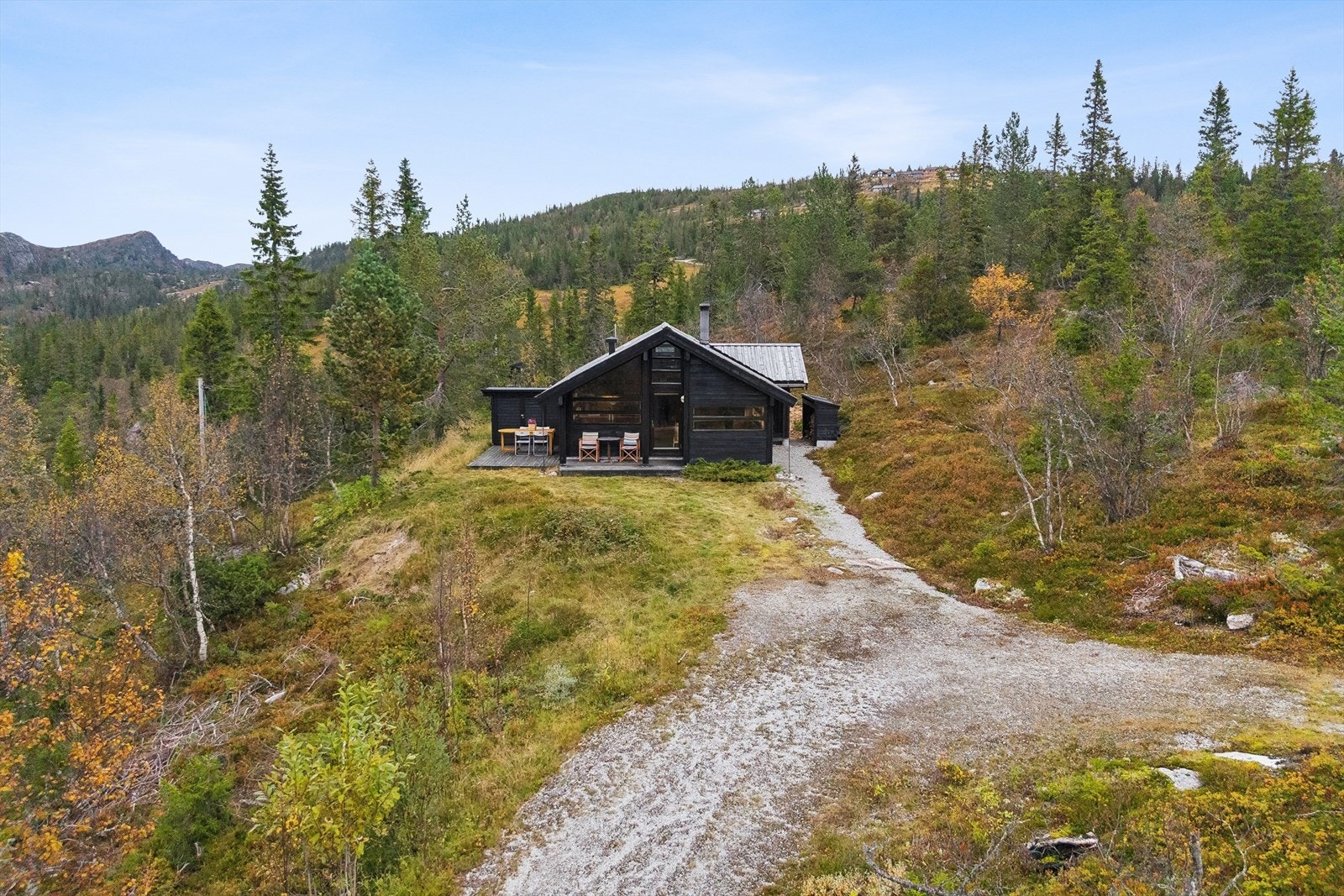 På tomten er det det gruset innkjørsel med god plass til parkering. Galleribilde