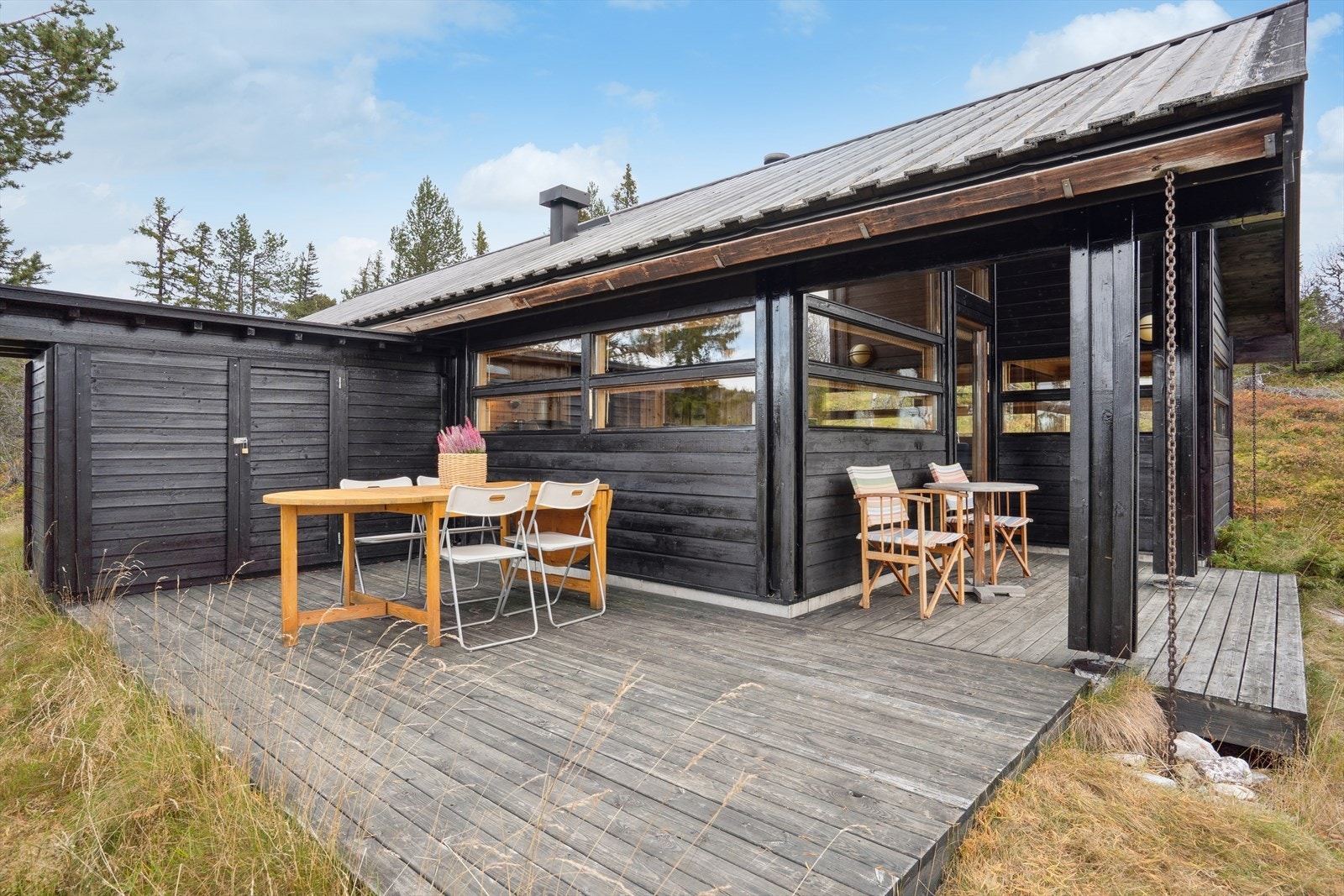 Fra stuen er det adkomst til stor og solrik terrasse. Terrassen kan fint innredes med ønsket utemøblement. Galleribilde