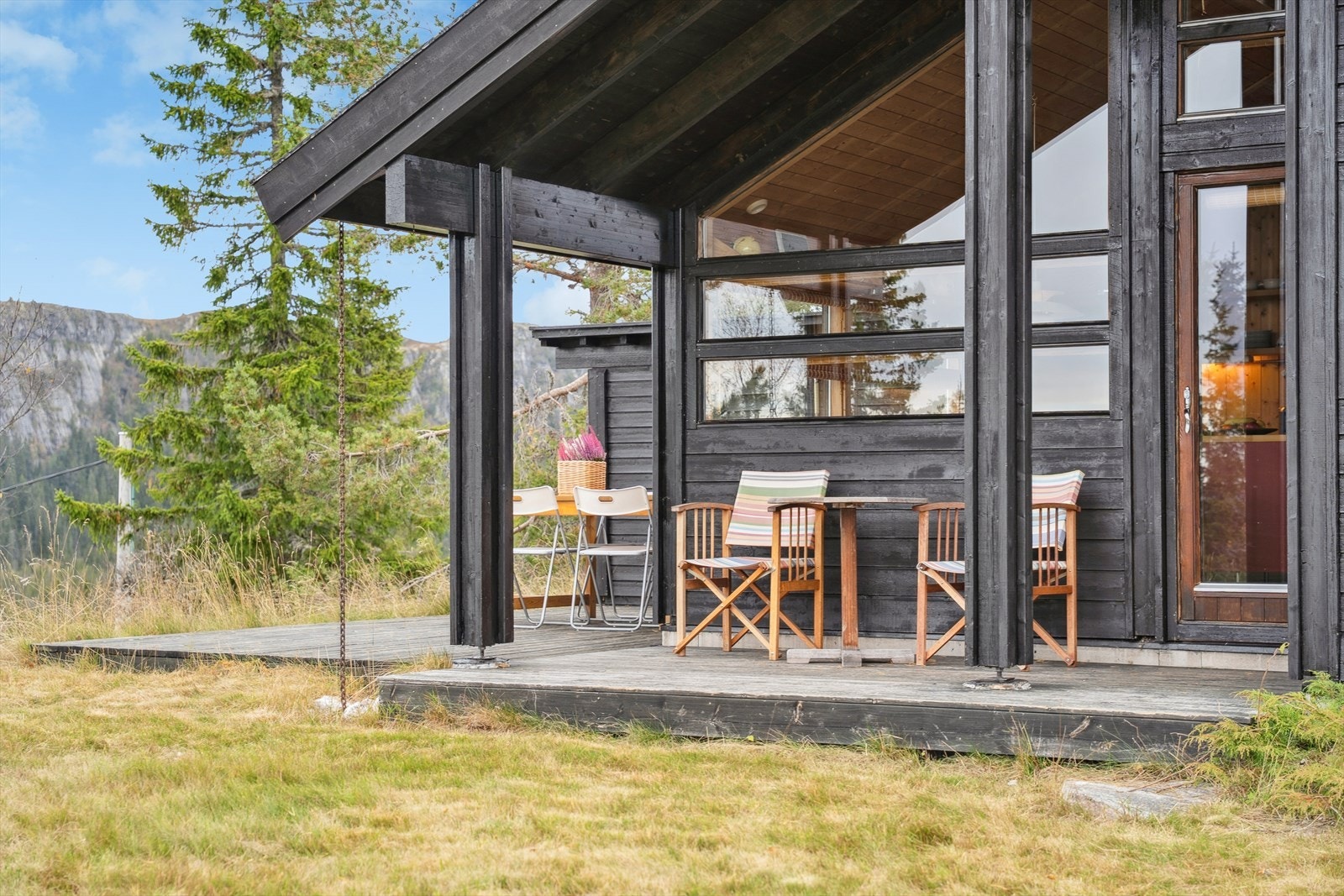 Direkte adkomst til hyggelig uteplass fra stuen Galleribilde