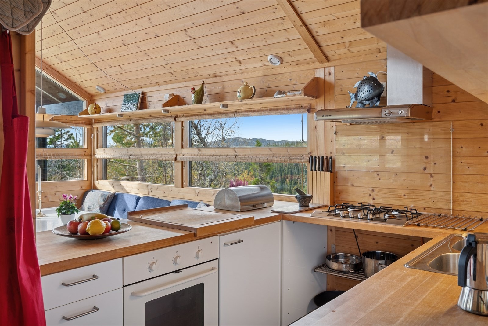 Innholdsrikt og praktisk kjøkken, som har godt med benk- og oppbevaringsplass Galleribilde