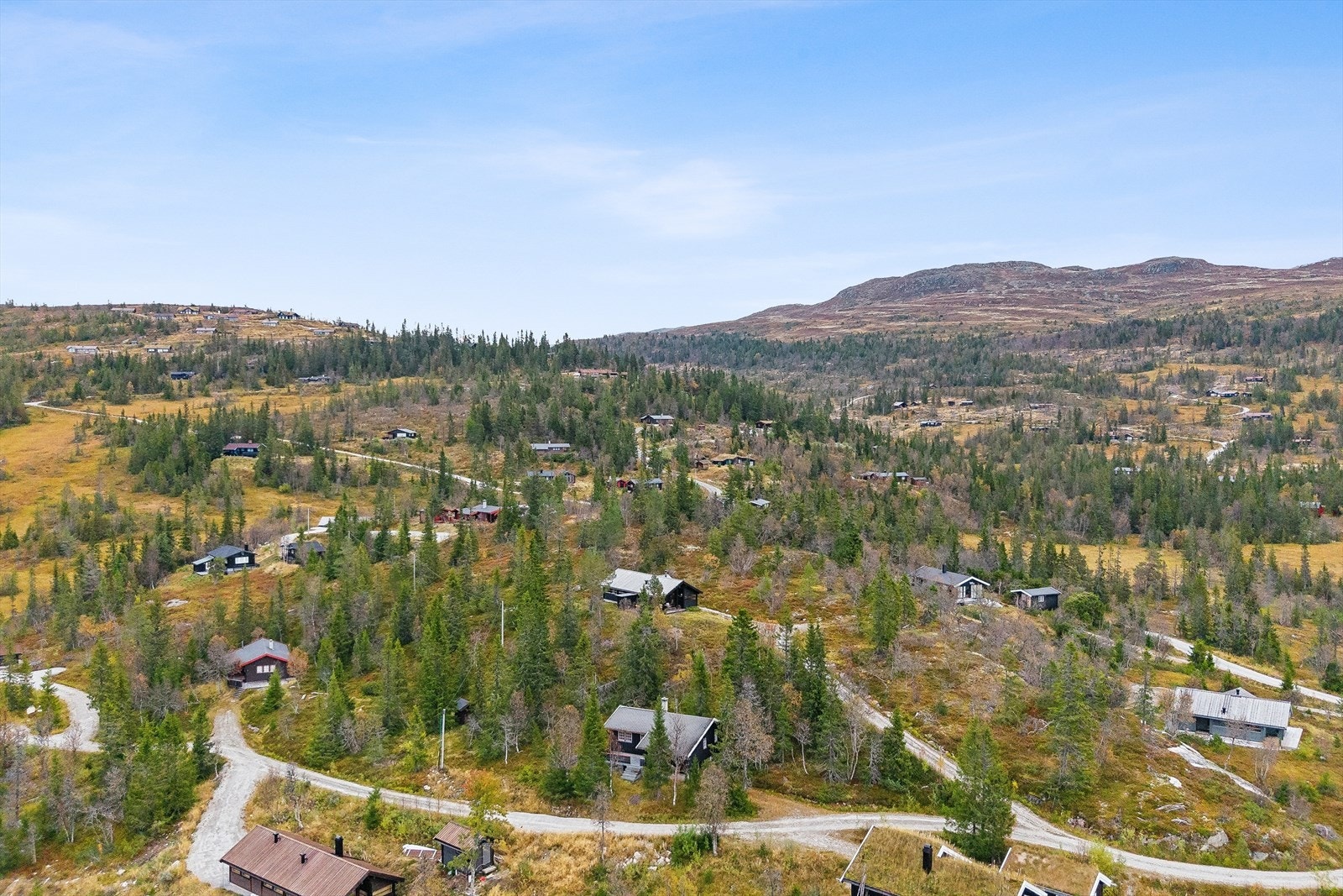 Ca. 20 minutter kjøring fra hytta ligger Eggedal sentrum, hvor du finner en rekke servicetilbud, som dagligvarehandel (Spar), vinmonopol, restaurant, hotell, byggevareforretning, bensinstasjon og turisttilbud. Galleribilde