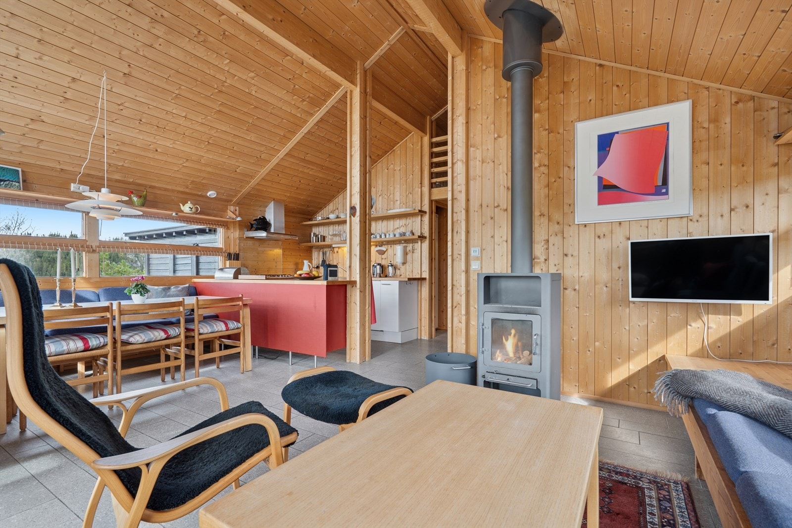 Kjøkken og stue ligger i åpen løsning, noe som skaper et sosialt oppholdsrom. Galleribilde