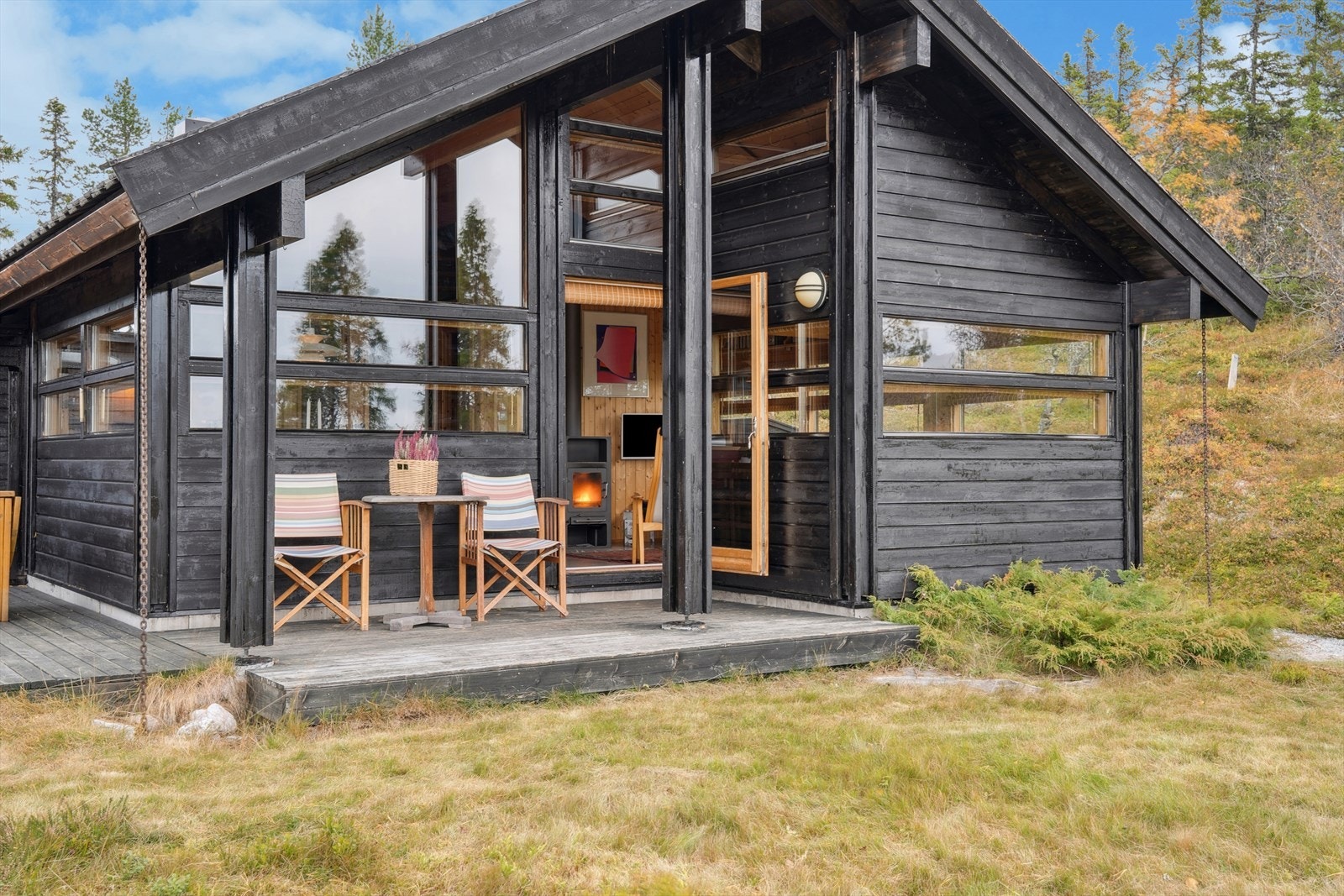 Hytta ligger rolig og usjenert til Galleribilde