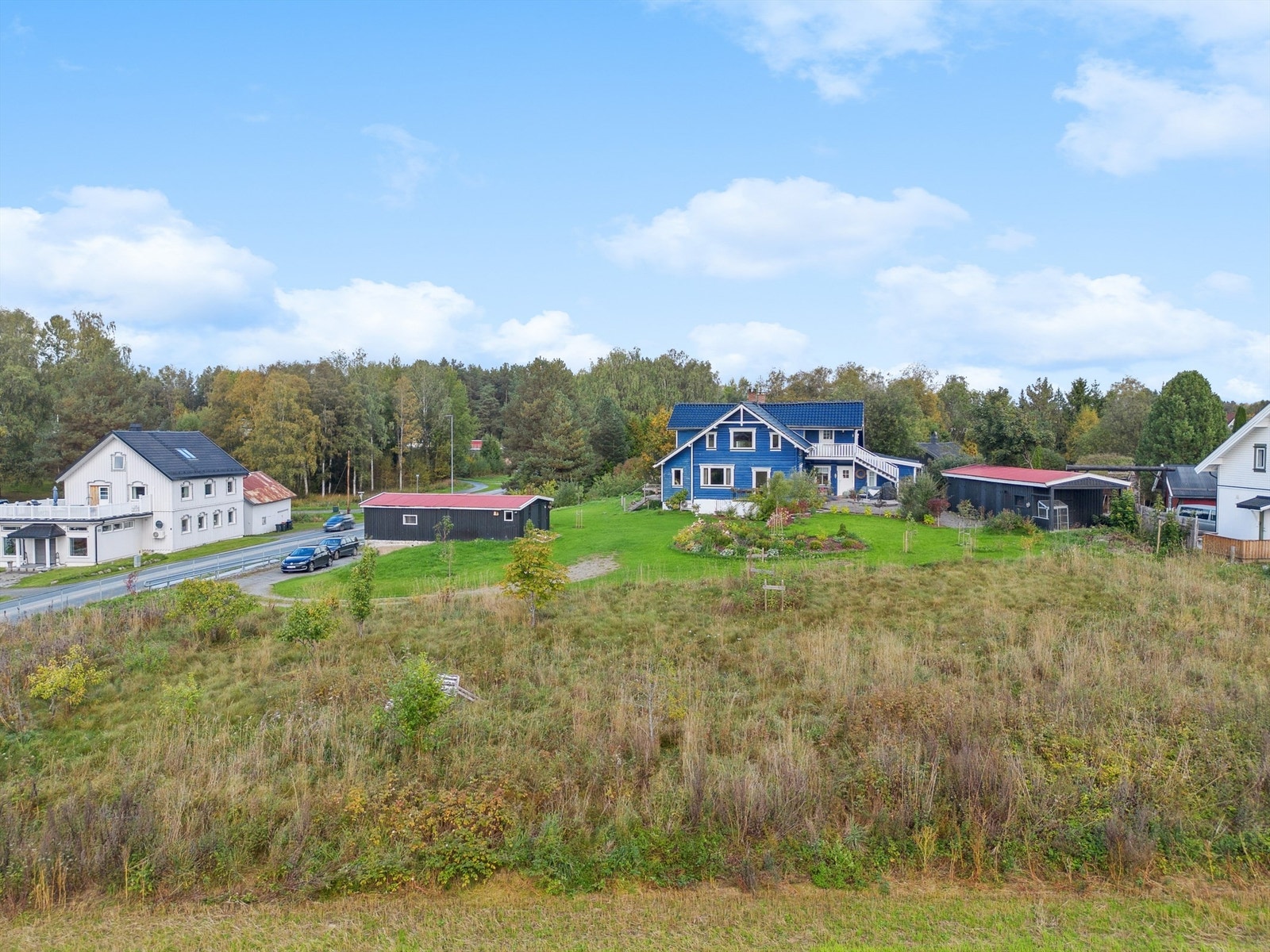 Beliggende i utkanten av et etablert boligfelt på Ådalsbruk. Galleribilde