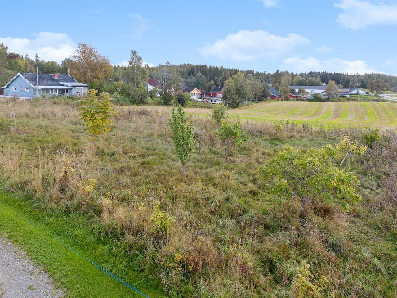 Tomten er relativt flat, hvilket gjør den lett å bebygge og egnet for de fleste boligtyper. Galleribilde