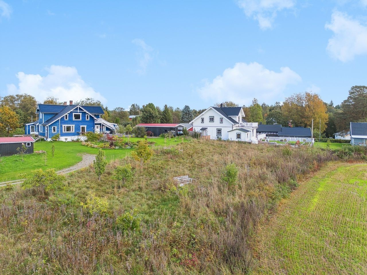 Området har gode kollektivmuligheter med bussforbindelser fra Ådalsbruk stasjon, og Løten stasjon ligger kun 5 minutter unna med togavganger mot Hamar, Elverum og videre til Oslo. Galleribilde