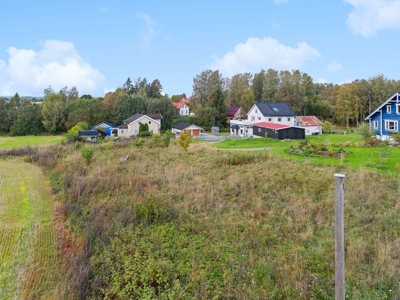 Tomten er romslig og relativt flat Galleribilde