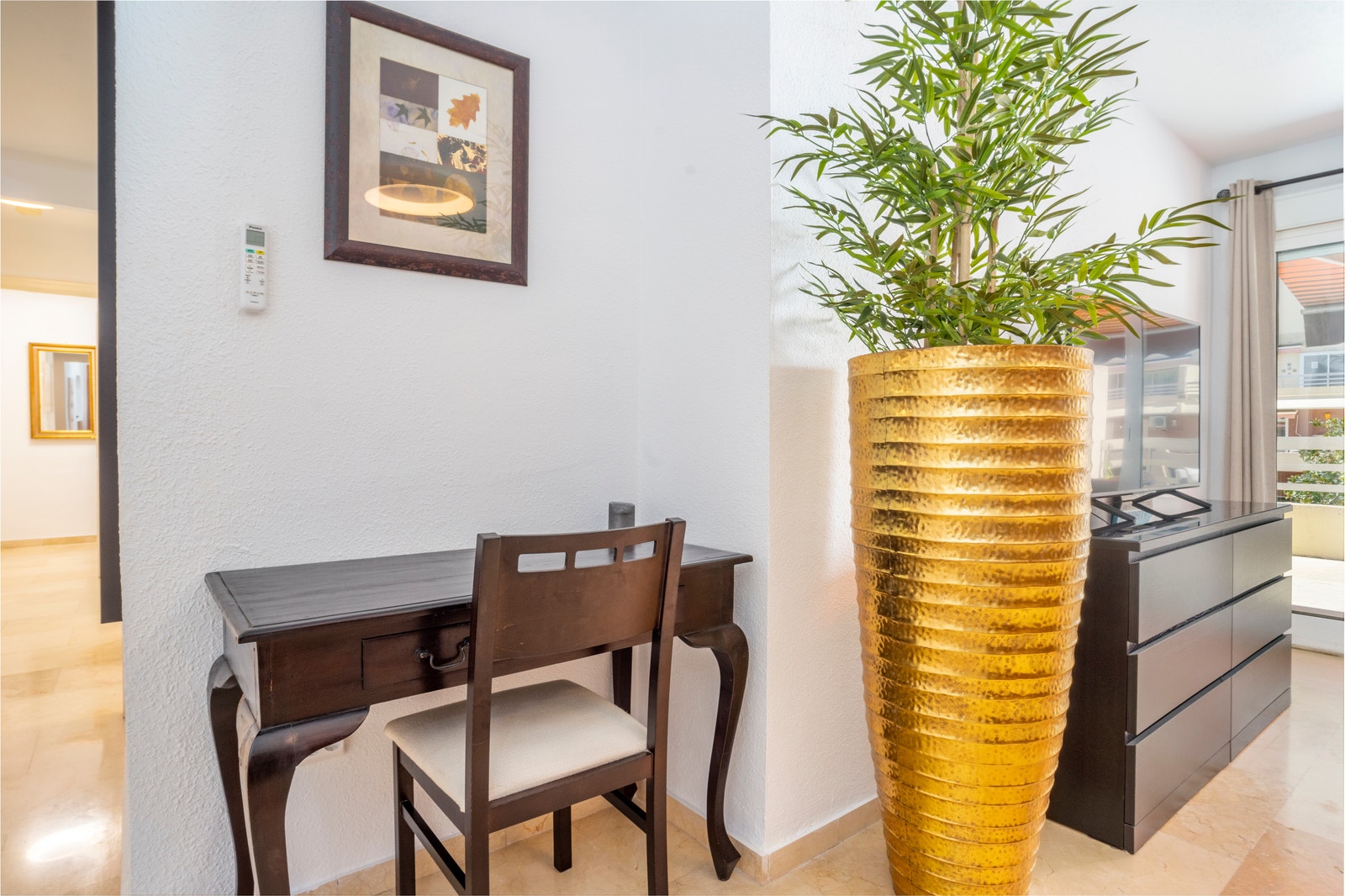 Skrivebord i Stuen Galleribilde