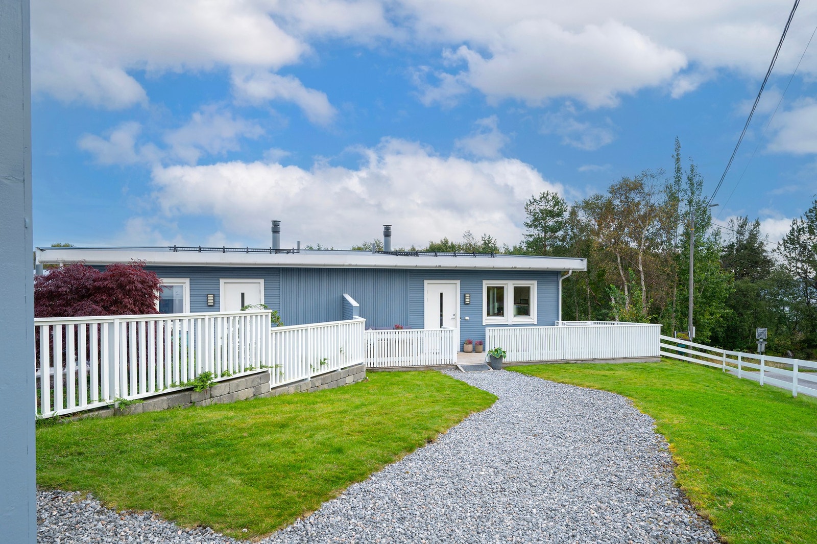 Det er også hage og terrasse ved inngangspartiet til boligen. Galleribilde