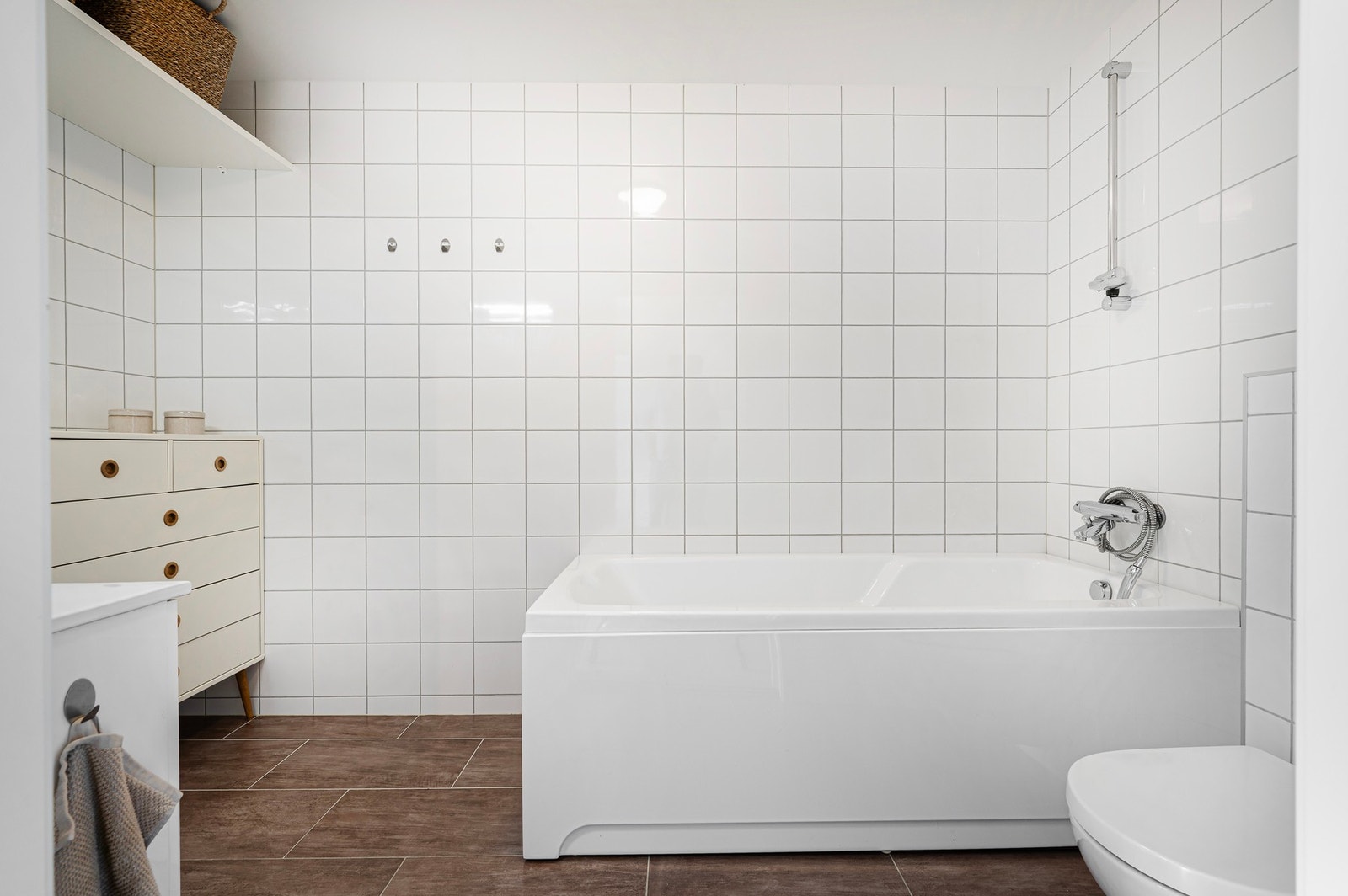 Moderne og stort bad i hovedetasjen. Galleribilde