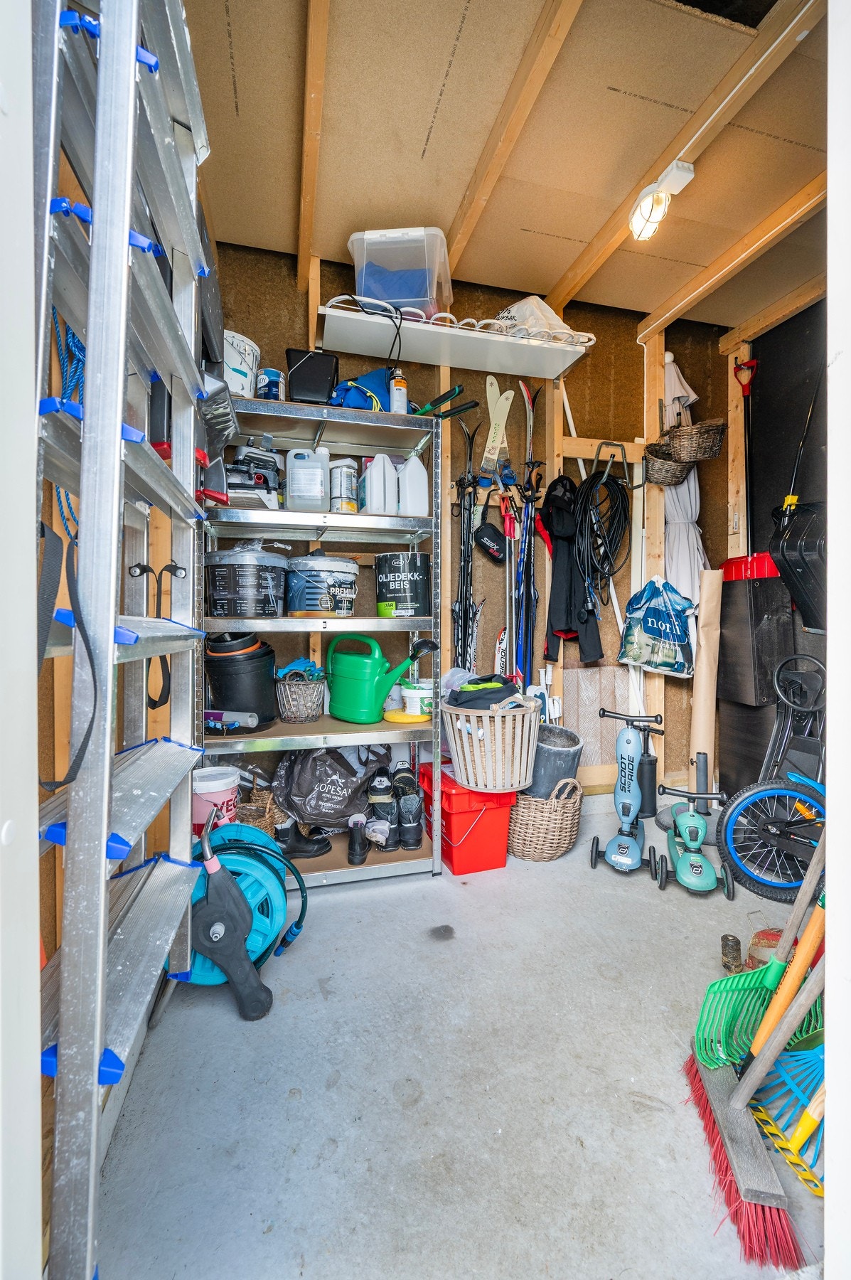 Bod i bakkant av carporten. Galleribilde
