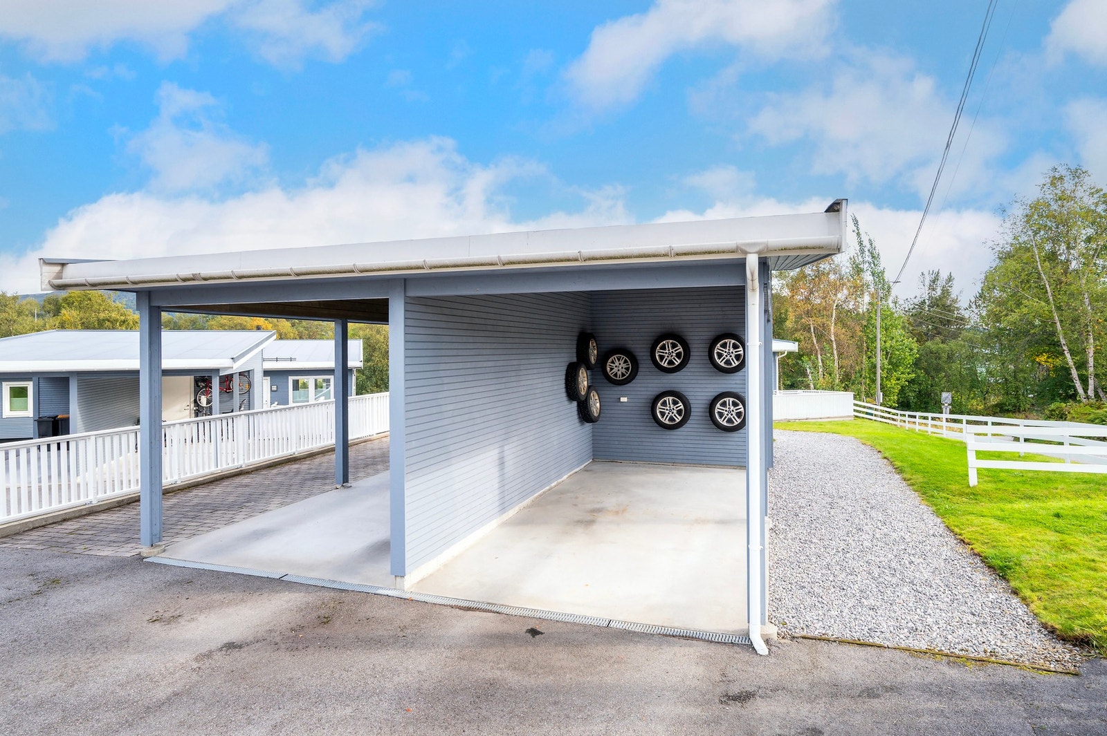 Carport bygg delt med nabo. Galleribilde