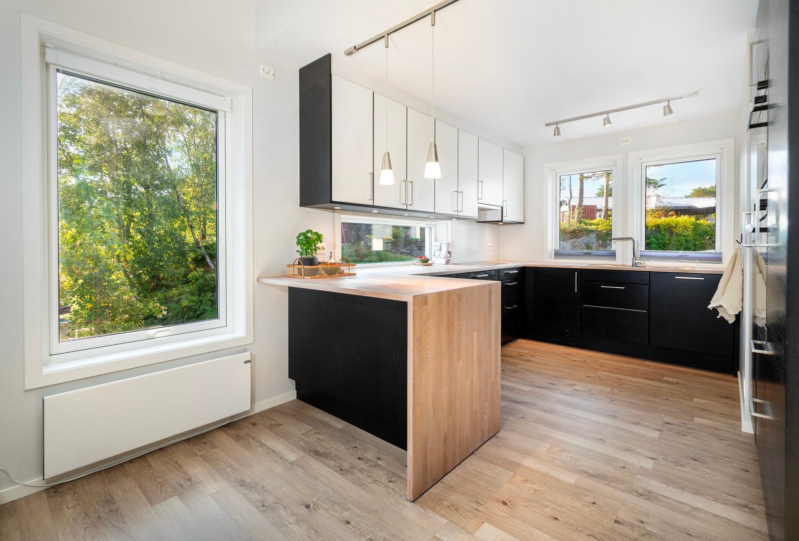 Innholdsrikt og moderne kjøkken. Galleribilde