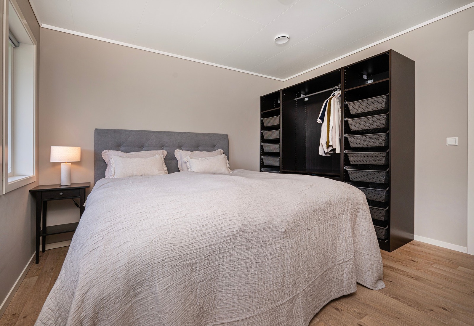 Hovedsoverom med garderobe. Alle soverommene er i underetasjen. Galleribilde