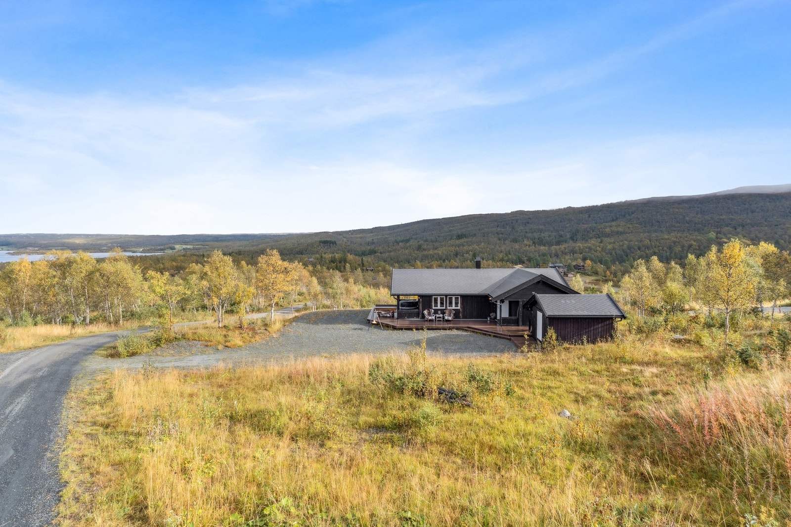 Her kan du nyte et variert turterreng året rundt, med skiløyper i nærheten og kort vei ned til sjøen. Galleribilde