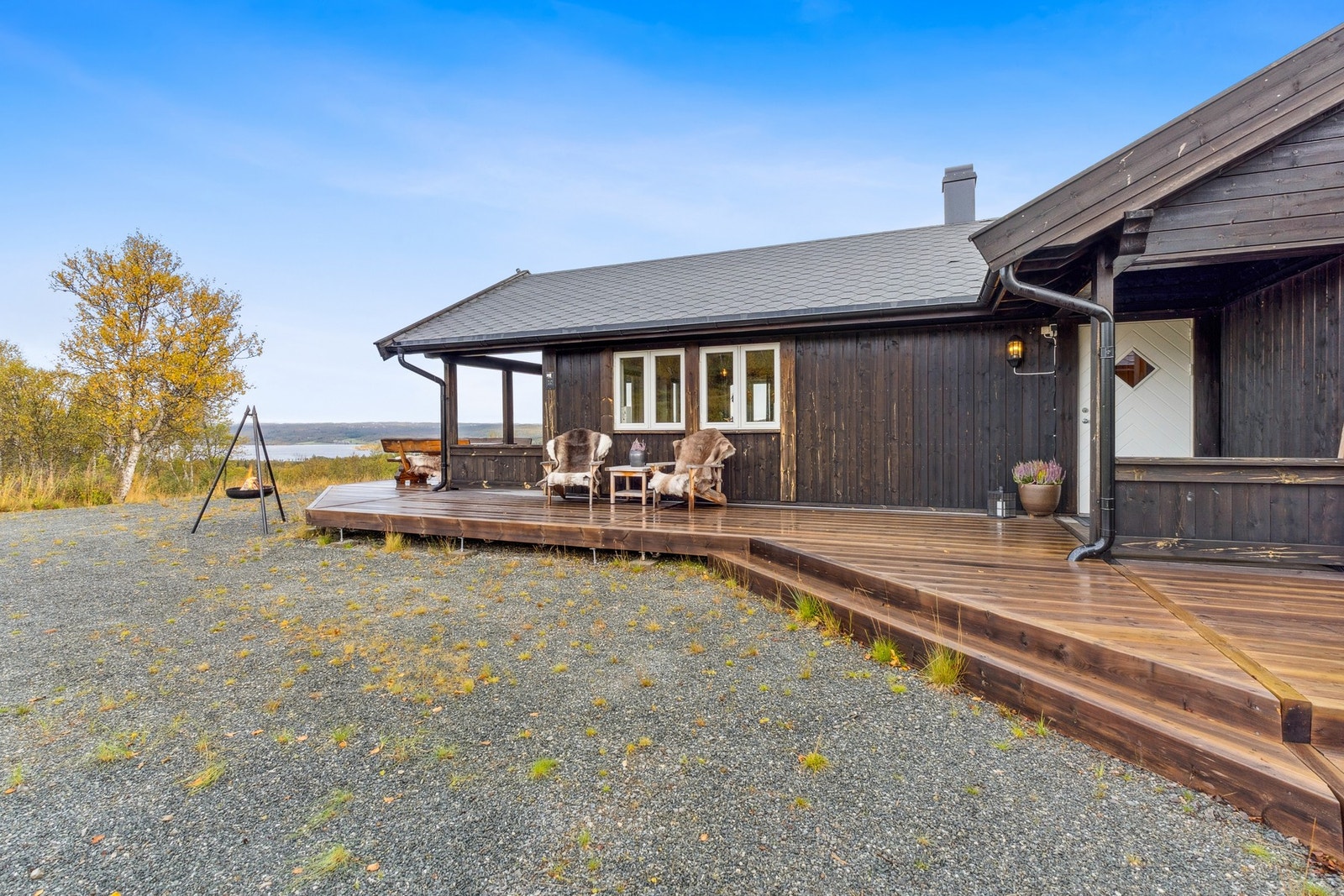 Gode solforhold på fremsiden (ved inngangspartiet), ettermiddagssol på veranda med overbygg. Galleribilde