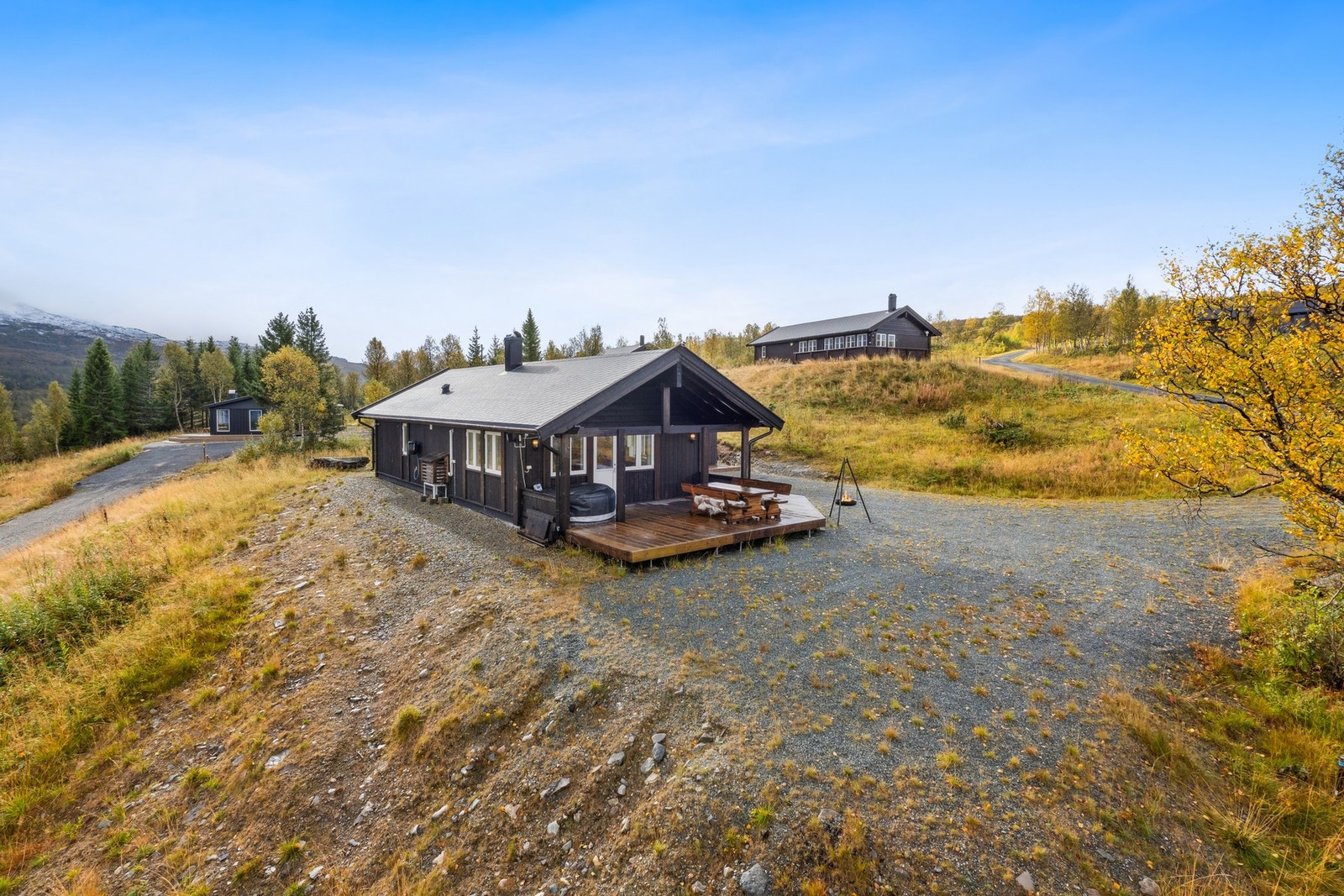 Hytten er fra 2018 og eiendommen består av en stor selveier tomt på 1,189 kvm. Galleribilde