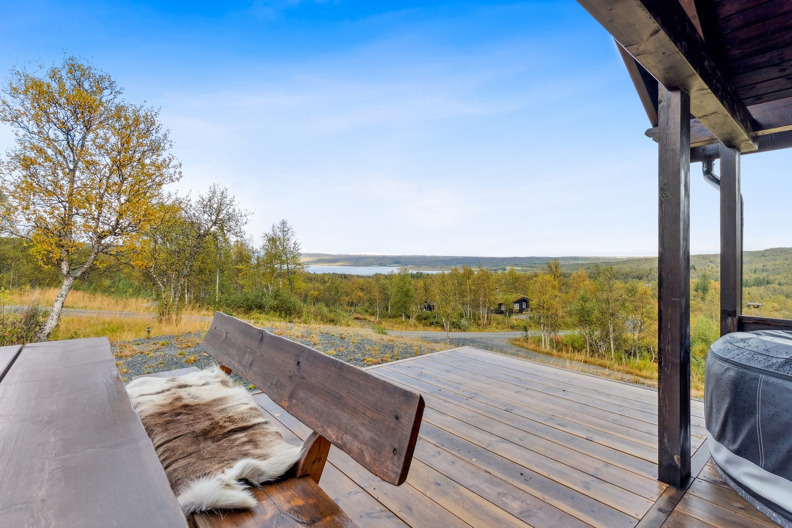 Her får du ro og rekreasjon i naturskjønne omgivelser, samtidig som du har god plass på tomten til både parkering og muligheter for fremtidig garasje. Galleribilde