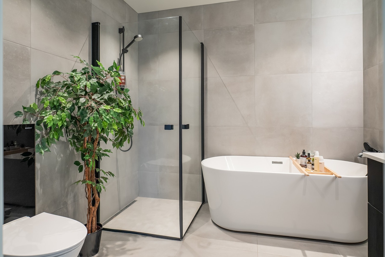 Badet er på 6 kvm og er flislagt med 60x60 flis og varmekabler i gulv. Galleribilde