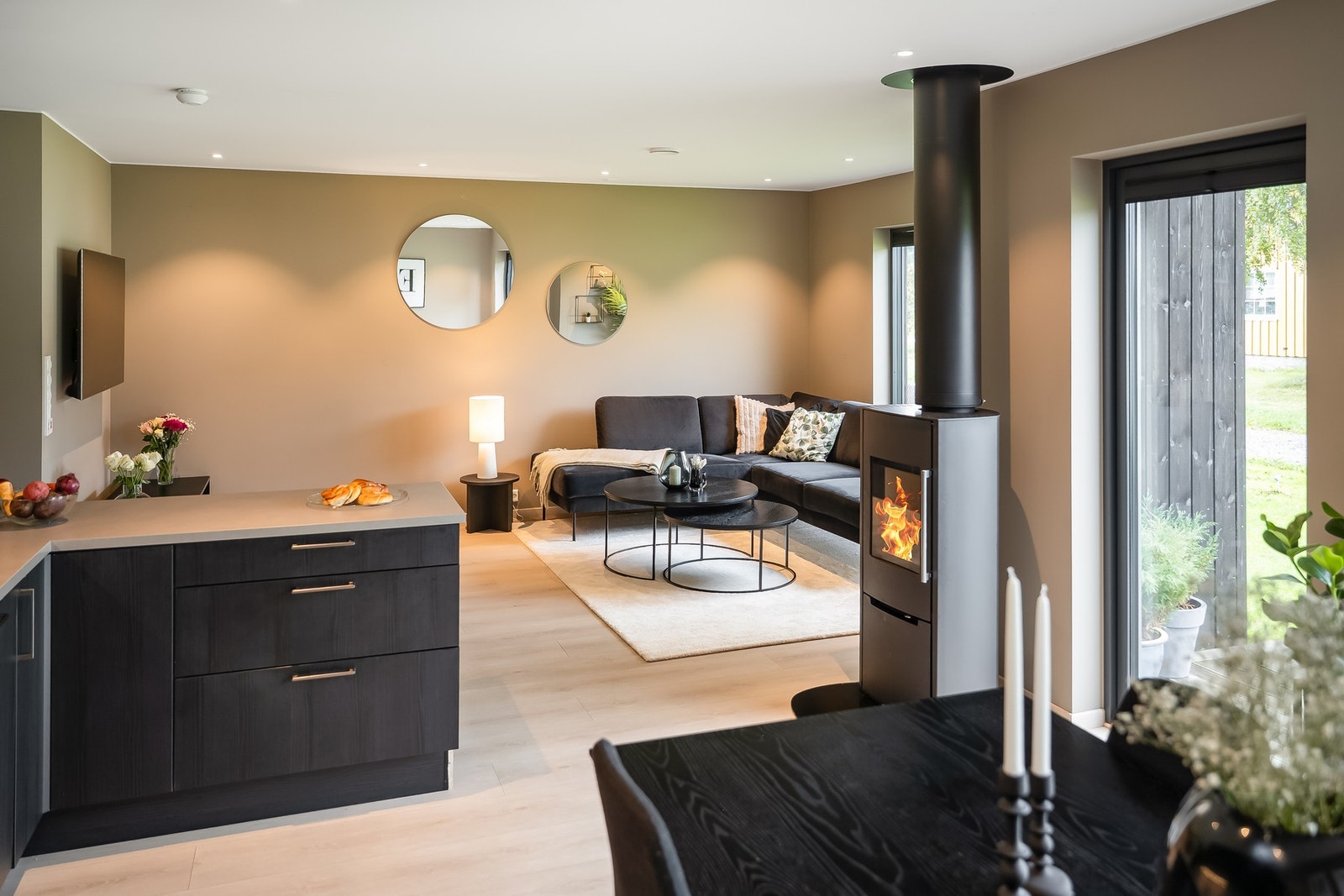 Alle vinduene i huset forøvrig har solskjerming. Galleribilde