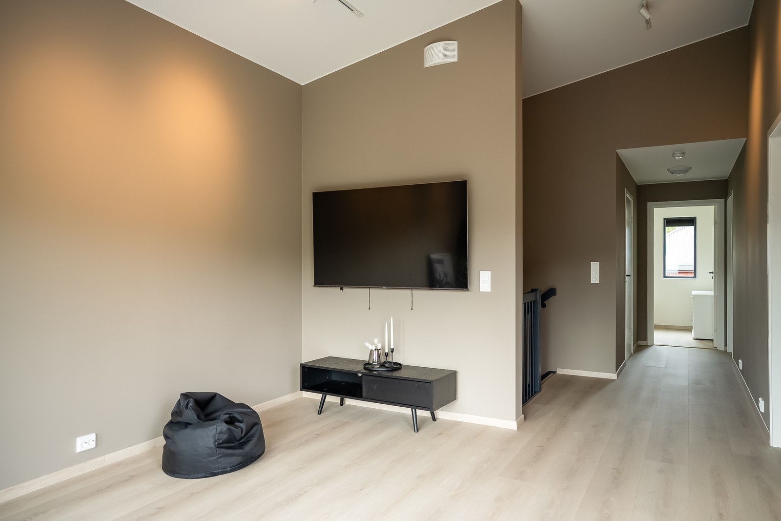 Lofstuen måles til 15,4 kvm. Rommet har svært god takhøyde, noe som gir en fantastisk romfølelse. Galleribilde