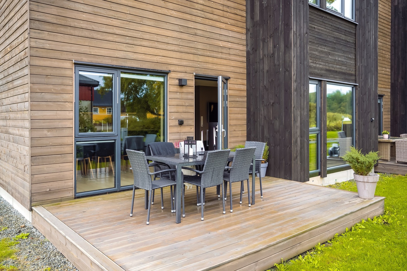 Man har direkte utgang til en flott markterrasse med 28x120 Royal-impregnerte terrassebord i farge RG25 grå. Galleribilde