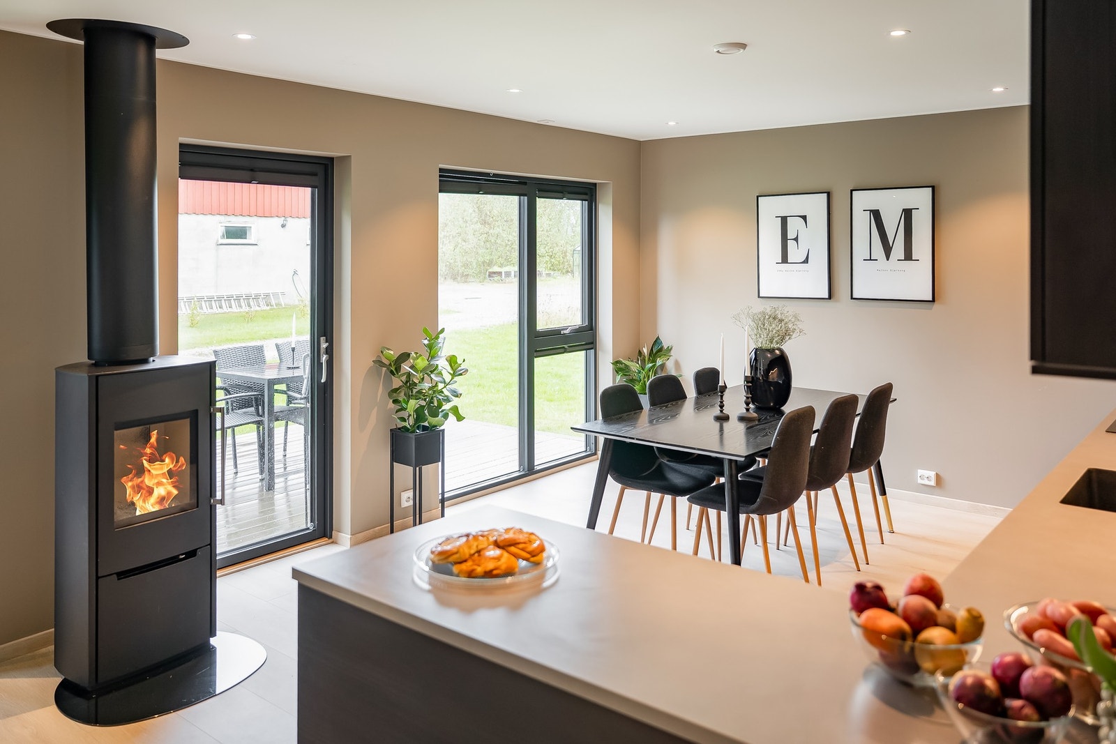 Stue og kjøkken er på til sammen 35,4 kvm og har en åpen løsning. Galleribilde