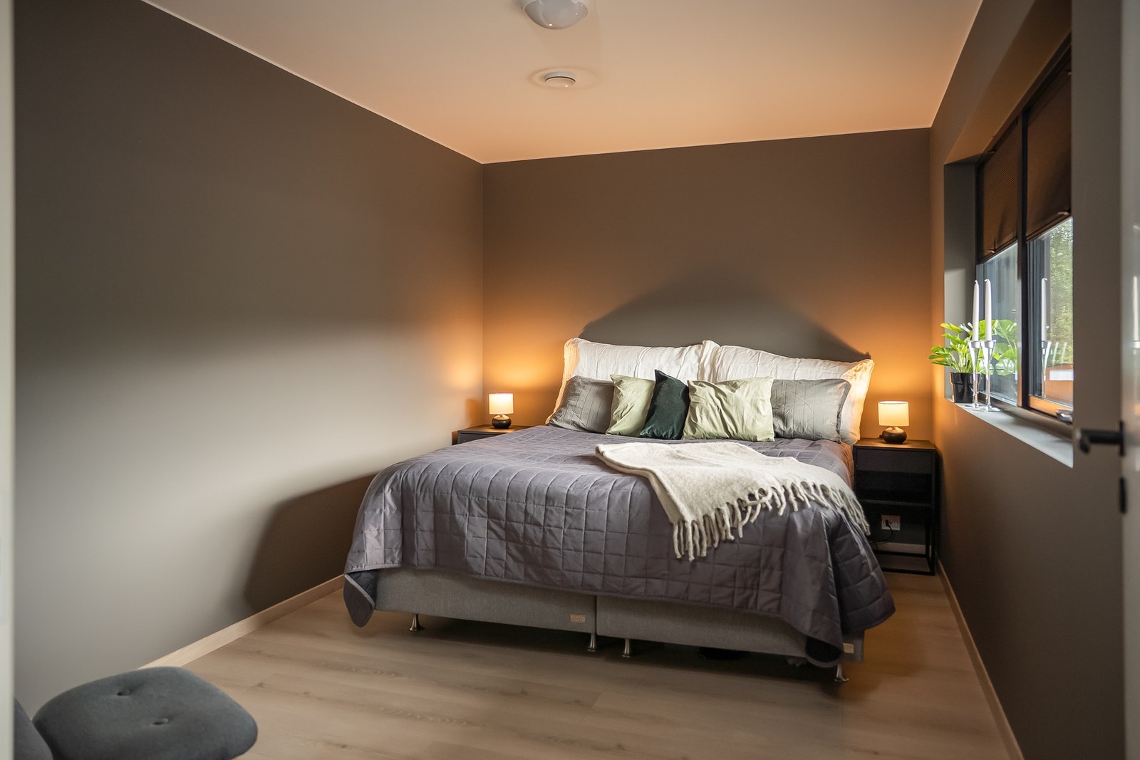 Disse er på hhv 18,4 kvm (inkl. walk-in-closet), 9,9 kvm og 7,9 kvm. Galleribilde