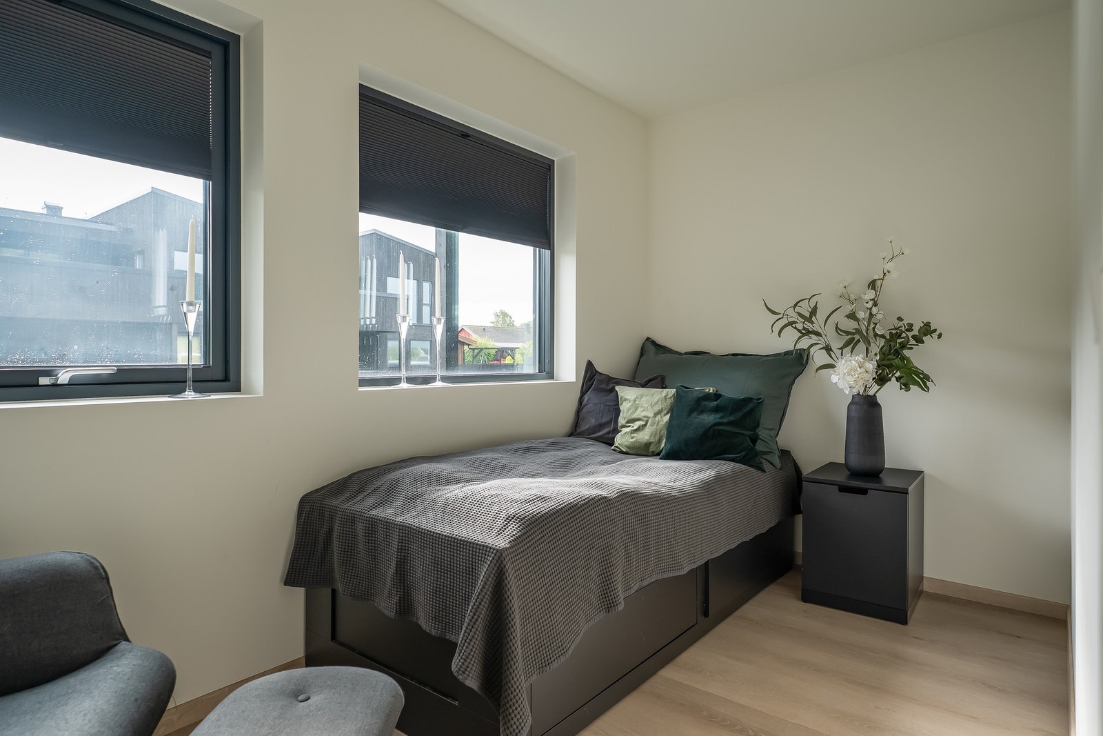 1 av boligens 4 soverom finner man i boligens 1. etasje. Dette gjør det mulig å kunne benytte seg av alle nødvendige fasiliteter uten å måtte bruke trappene. Galleribilde