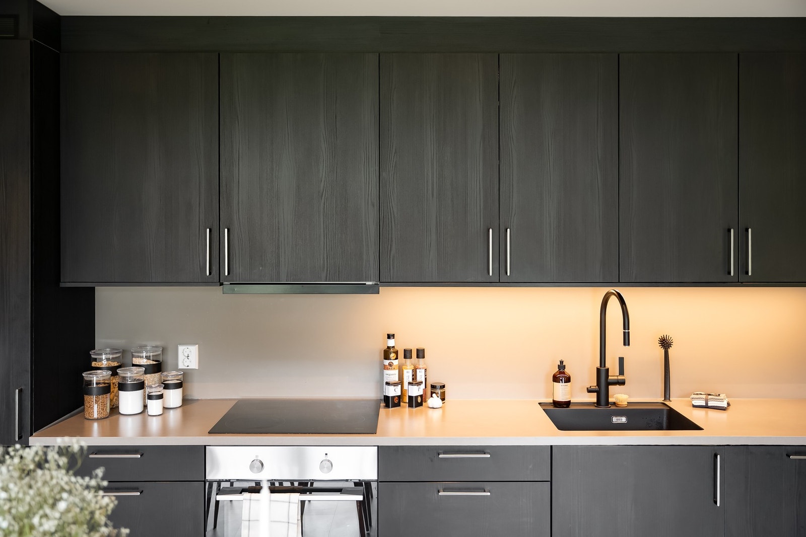 Kjøkkenet leveres fra HTH og har integrerte hvitevarer fra Electrolux. Galleribilde