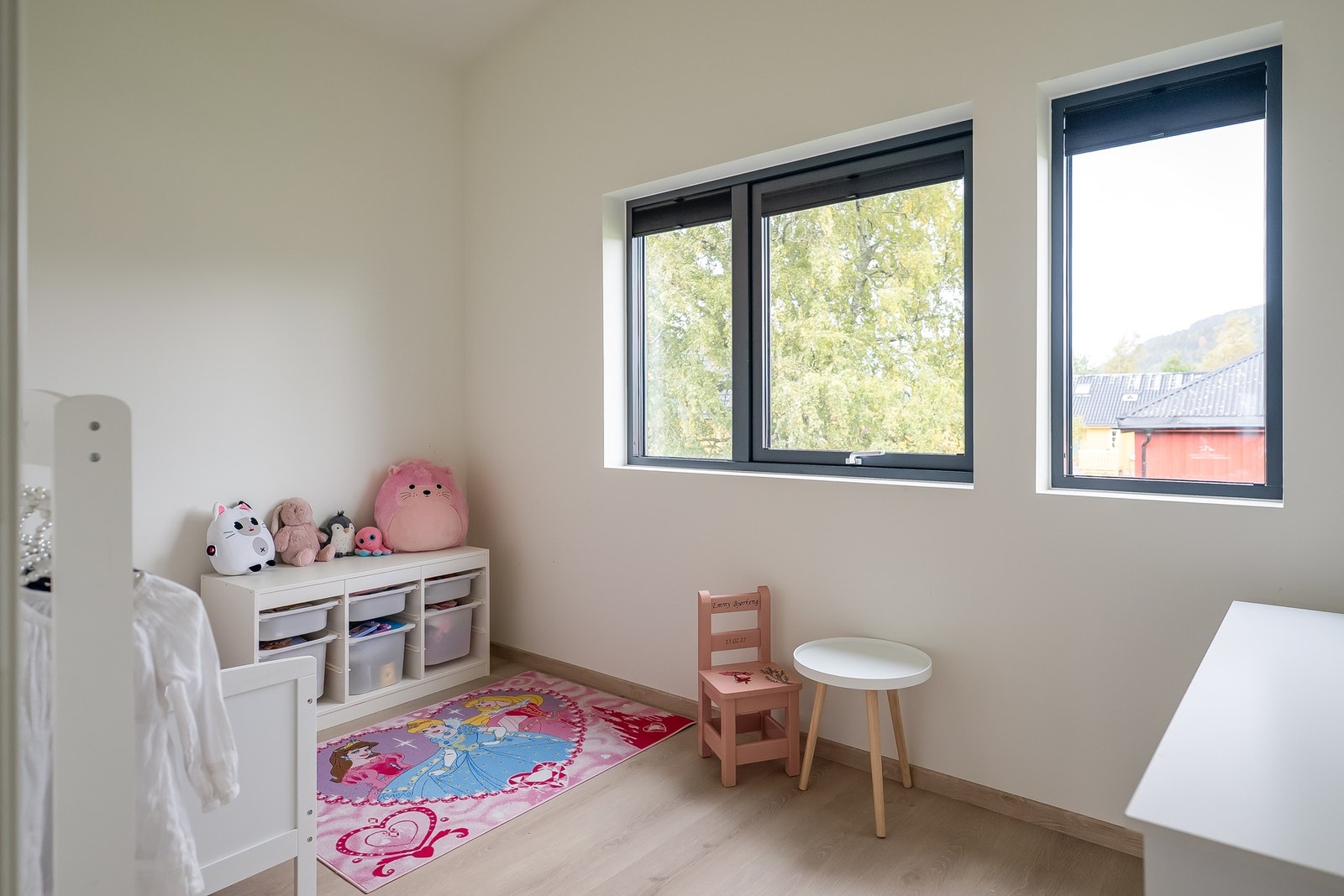 Sagatun barnehage og Haraldreina skole ligger ca. 3 minutter unna med bil og det er også gangfelt store deler av veien. Skolen har 1.- 7. trinn. Galleribilde