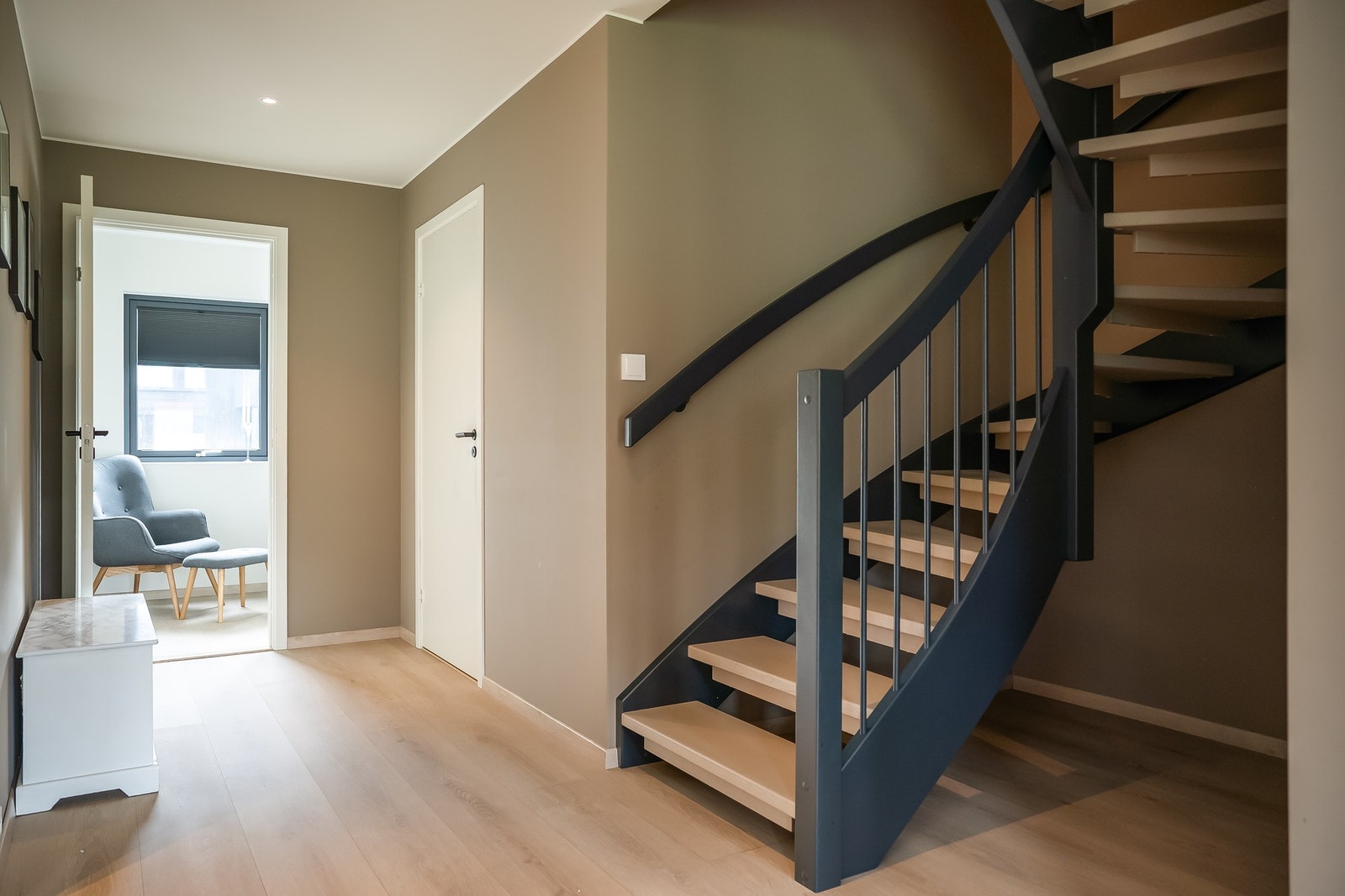 Fra entréen har man direkte adgang inn mot stuen og sportsbod/vaskerom. Galleribilde