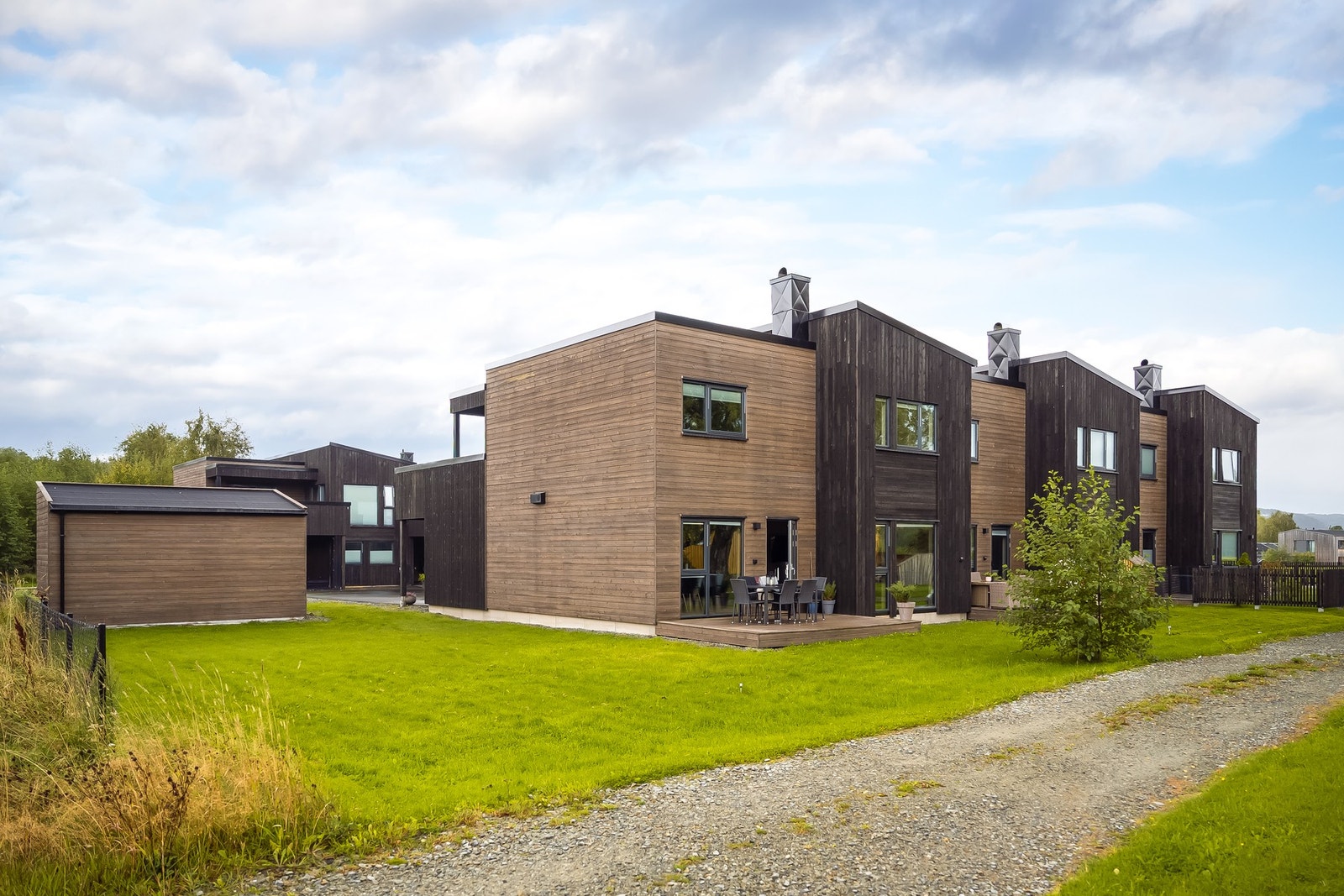 Boligen ligger 3 km fra Stjørdal sentrum, hvor du har alt av fasiliteter. Her finnes dagligvare, shoppingsenter med butikker, frisør, apotek og vinmonopol. Utenfor Torg kvartalet kan bykjernen by på flere kafeer og restauranter i Kjøpmannsgata. Galleribilde