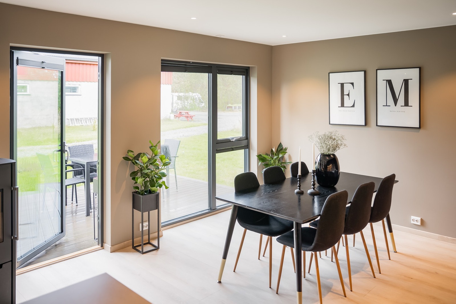 Stue og kjøkken har store vindusflater som gir rikelig med lysinnslipp. Galleribilde