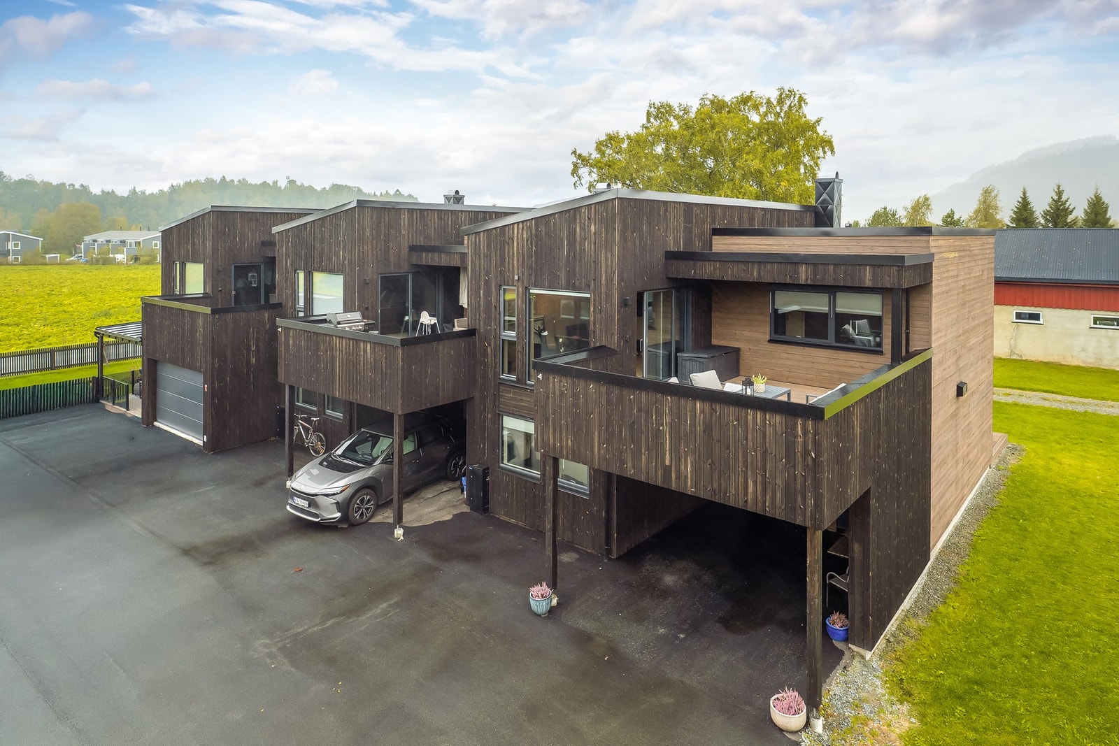 Boligen ligger i et etablert boligområde med turområder i nærheten. Galleribilde