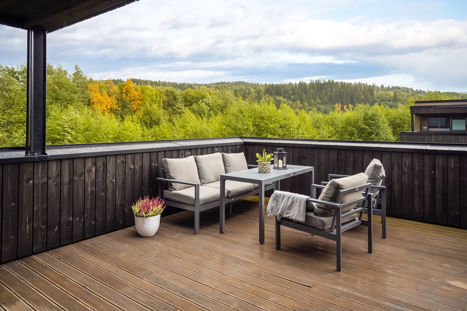 Fra loftstuen har man direkte utgang til boligens terrasse over carport som er på 24,2 kvm med svært gode solforhold. Galleribilde