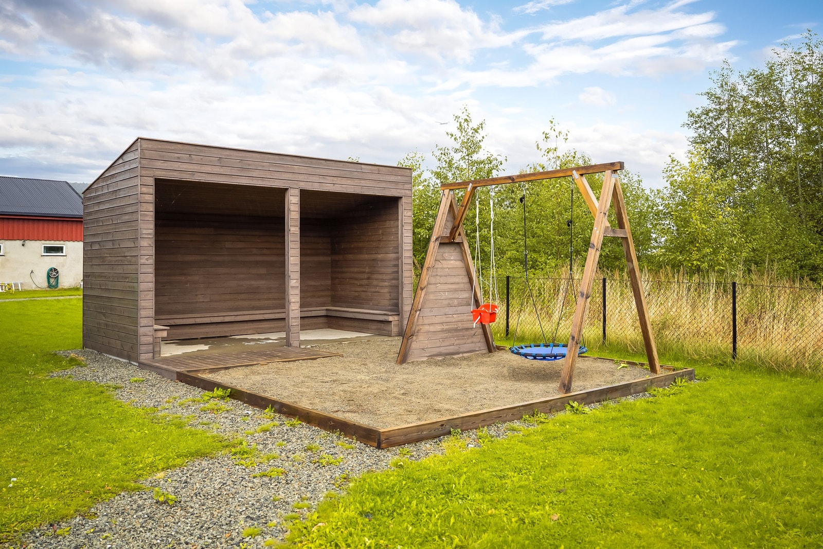 Flotte fellesarealer med lekestativ og gapahuk. Galleribilde