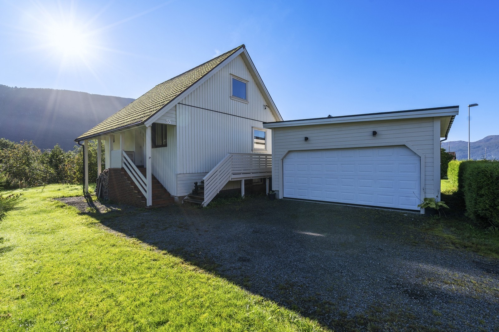 Enebolig med stor garasje. Galleribilde